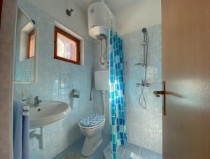 un bagno con wc, lavandino e doccia di Gardenia Two a Novigrad Istria