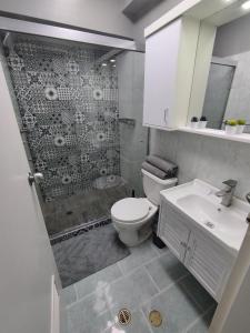 a bathroom with a shower and a toilet and a sink at Chic y Hermoso Apartamento Amoblado y Equipado Los Mangos 3 Valencia-Venezuela in Valencia