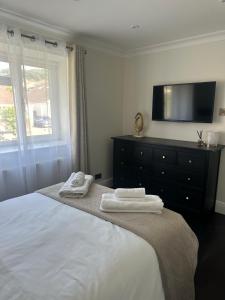 um quarto com uma cama com duas toalhas em 1 bedroom modern house near hospital with parking em Southampton