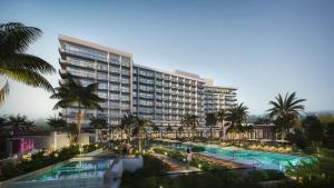 Grand CaymanHotel Indigo Grand Cayman by IHG的一座带游泳池和棕榈树的大型建筑