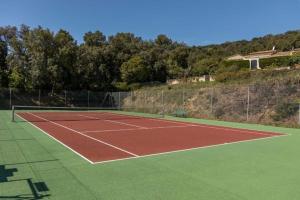 a tennis court with a tennis court at "L'Horizon Bleu" Vue mer - 2 chambres - Parking - Piscine in La Croix-Valmer