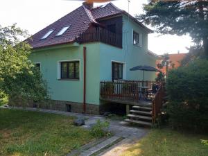 ein kleines Haus mit Balkon und Sonnenschirm in der Unterkunft Apartment in the city of Pilsen in Božkov