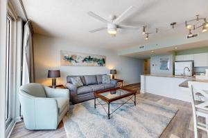 Et opholdsområde på Pelican Beach Resort 1205