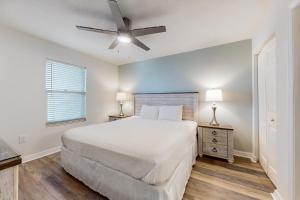 En eller flere senge i et værelse på Pelican Beach Resort 1205 + 25 billeder