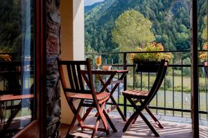 einen Tisch und Stühle auf einem Balkon mit Aussicht in der Unterkunft Pierre & Vacances Aparthotel La Tulipa in Ordino
