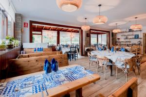 a dining room with tables and chairs at Pierre & Vacances Aparthotel La Tulipa in Ordino