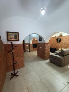 ein Wohnzimmer mit einem Sofa und einem TV in der Unterkunft Apartamento Casa de pueblo in Sant Feliu de Guixols