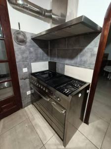 eine Küche mit einem Herdofen in einer Küche in der Unterkunft Apartamento Casa de pueblo in Sant Feliu de Guixols