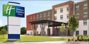 un edificio con una señal delante de él en Holiday Inn Express & Suites Mansfield - Ontario, an IHG Hotel, en Mansfield