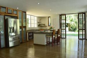a kitchen with a refrigerator and a table and chairs at Malía Casa Campo in Santa Marta