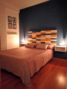 a bedroom with a large bed with two lamps at Apartamento Con Encanto San Basilio in Córdoba