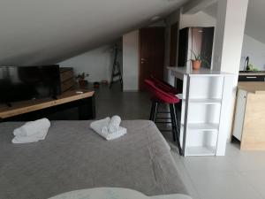 sypialnia z łóżkiem z dwoma białymi ręcznikami w obiekcie Milka w mieście Zadar