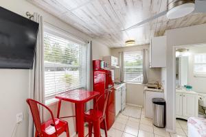 uma cozinha com cadeiras vermelhas e um frigorífico vermelho em Citrus Room em Marathon