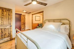 Un dormitorio con una cama y suelo de madera. en The Classic, en Hood
