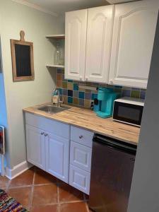 Ett kök eller pentry på Pearls Pad - Beautiful 1 bedroom apartment- 1 block to beach