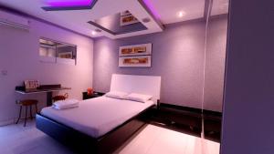 um quarto com uma cama e uma mesa em GRAN MOTEL GYN em Goiânia