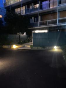 an empty street in front of a building at night at Appartement 65m2 avec balcon in Neuilly-sur-Seine +1 photo