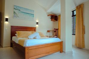sypialnia z łóżkiem w pokoju z oknem w obiekcie Hostal CañaLimeña w Baños