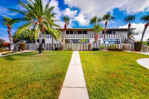 Vườn quanh West Bay Point 12