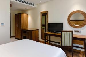 TV a/nebo společenská místnost v ubytování Protea Hotel by Marriott Benin City Select Emotan