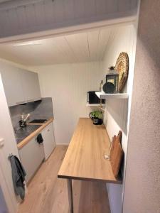 uma pequena cozinha com uma mesa de madeira num quarto em studio cosy 1er centre Laval vu château et jardin em Laval