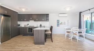 a kitchen and dining room with a table and chairs at 3bedroom Modern Home in Mt Barker, 8km to Hahndorf in Mount Barker