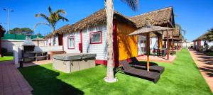 een klein huis met een hangmat ervoor bij La Marina Resort in La Marina