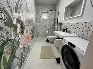 eine Waschküche mit Waschmaschine und Trockner in der Unterkunft Perla Alba Apartments in Tribunj + 119 Fotos
