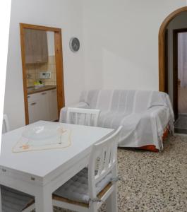 1 dormitorio con 1 cama, mesa y sillas en La casa di Ali en Abbadia San Salvatore