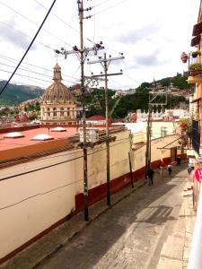 - une vue sur la ville depuis le toit d'un bâtiment dans l'établissement Hotel La Colección, Universidad de Guanajuato, Centro, à Guanajuato