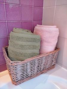 een mand met handdoeken op een aanrecht in een badkamer bij Appartamento Chiara - Pescara in Pescara