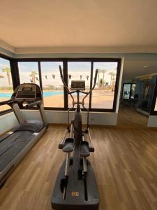 un gimnasio con 2 bicicletas estáticas en una habitación en Luxury large Apartment 2 bedroom all rooms with amazing sea view, en Hurghada