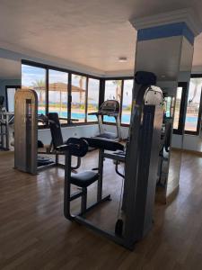 un gimnasio con cintas de correr y sillas en una habitación en Luxury large Apartment 2 bedroom all rooms with amazing sea view, en Hurghada