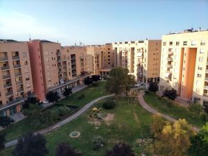 een luchtzicht op een stad met gebouwen bij Appartamento Chiara - Pescara in Pescara