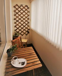- une table en bois avec une tasse de café dans l'établissement Oh-la-laa, à Ventspils