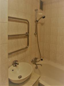 un baño con lavabo y bañera en Oh-la-laa, en Ventspils