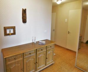 Cette chambre dispose d'un comptoir en bois avec une chaussure suspendue au mur. dans l'établissement Oh-la-laa, à Ventspils