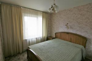 - une chambre avec un lit en face d'une fenêtre dans l'établissement Oh-la-laa, à Ventspils
