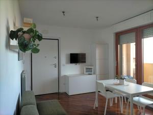 een woonkamer met een witte tafel en een eetkamer bij Appartamento Chiara - Pescara in Pescara