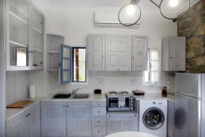 Η κουζίνα ή μικρή κουζίνα στο Studio Gerani Beautiful View +4 φωτογραφίες