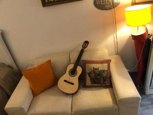 テルリッツィにあるLa piccola casa di Taniaの長椅子にギターを掛けたギター