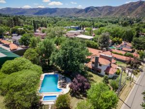 - une vue aérienne sur un quartier résidentiel avec une piscine dans la cour dans l'établissement Hostal La Merced, à Villa General Belgrano