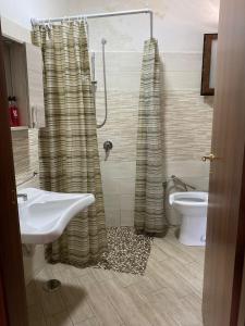 W łazience znajduje się prysznic, umywalka i toaleta. w obiekcie Masseria da Federica w mieście Tufo