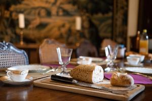 una mesa con pan y vasos sobre una mesa en Château de Montautre en Fromental