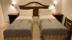 2 łóżka w pokoju hotelowym w obiekcie Hostel Cosmos w Rzymie