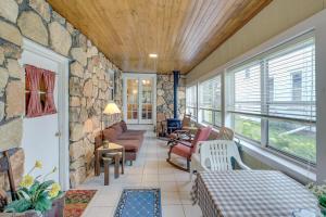 Gallery image of Historic Home with Sunroom - 5 Mi to Lambeau Field! in De Pere
