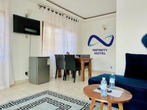 TV a/nebo společenská místnost v ubytování Infinity Hotel Kampala