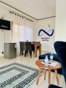 Televiisor ja/või meelelahutuskeskus majutusasutuses Infinity Hotel Kampala