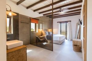 Кровать или кровати в номере Brand New Villa Mia Casa with Private Pool, Ping-Pong & BBQ +35 фотографий
