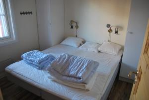 two beds in a room with white sheets and pillows at Idre Fjäll, Söderbyn Ski in Ski out, 30 m till pisten in Idrefjäll